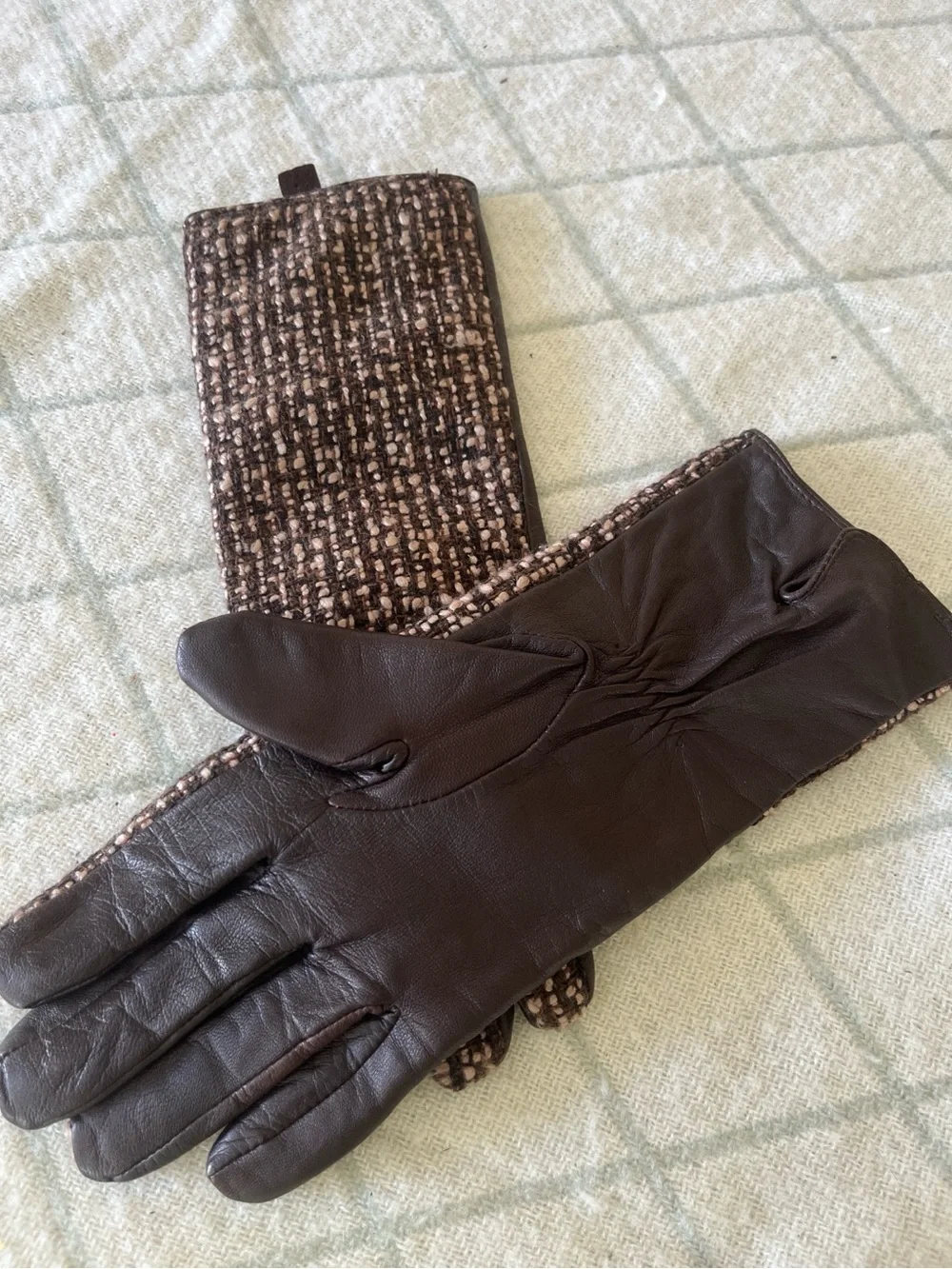 Women’s Tweed Pattern Winter Gloves - Brown Leather and boucle, fit small